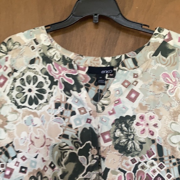 Relisted Erika abstract floral painterly print button down sleeveless top - Picture 6 of 17